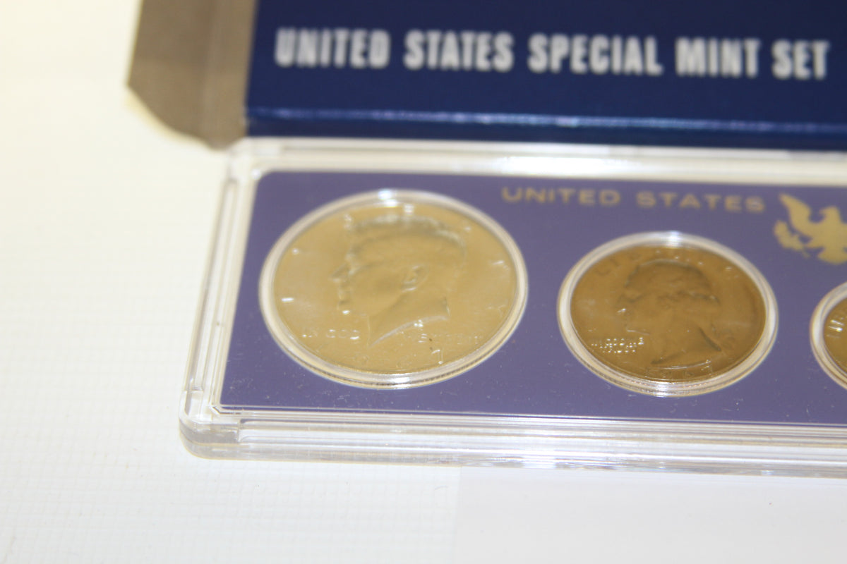 Close-up of Kennedy half dollar and Washington quarter from 1967 Special Mint Set