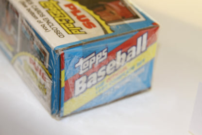 Topps 1992 Baseball Cards box edge with Topps Gold label detail