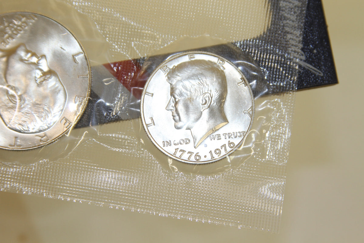 1976 US Bicentennial Silver Uncirculated Coin Set with certificate and packaging