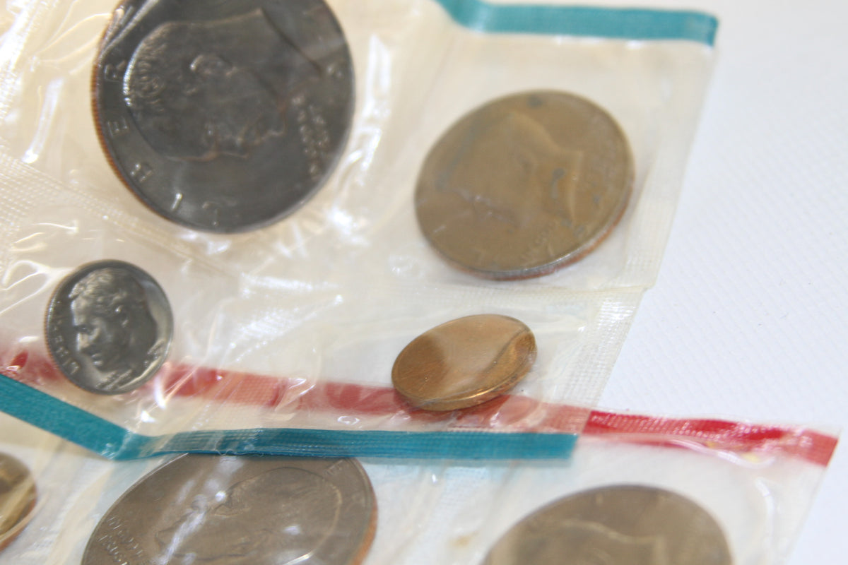 Details of multiple uncirculated 1977 coins in blue and red sealed packs