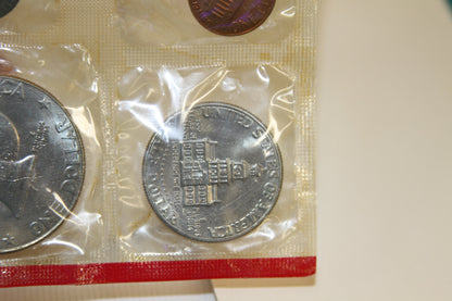 Reverse side of large one dollar coin in 1975 U.S. Mint set